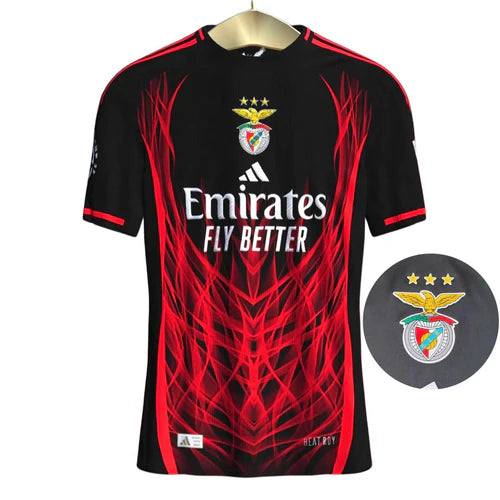 Camisola concept vermelha e preta com símbolo AS CORES 2025/2026