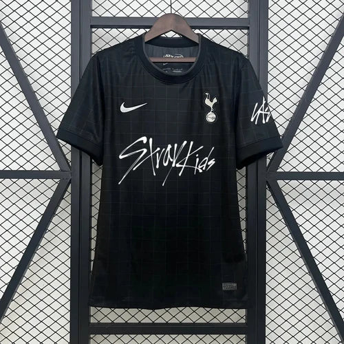 Camisola Tottenham Hotspur x Stray Kids preta 2025/2026
