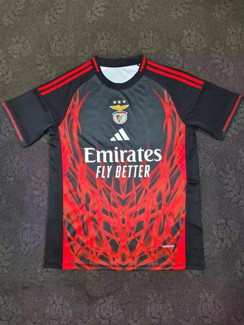 Camisola concept vermelha e preta com símbolo AS CORES 2025/2026