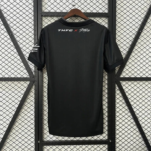 Camisola Tottenham Hotspur x Stray Kids preta 2025/2026