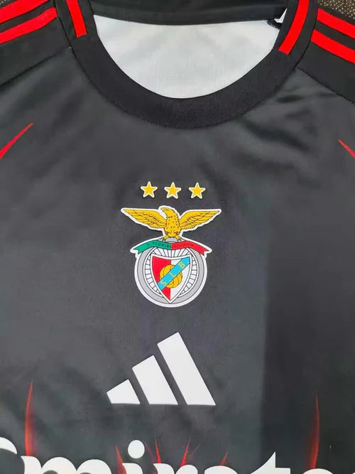 Camisola concept vermelha e preta com símbolo AS CORES 2025/2026