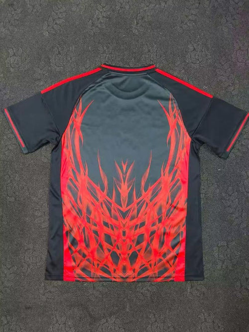 Camisola concept vermelha e preta com símbolo AS CORES 2025/2026